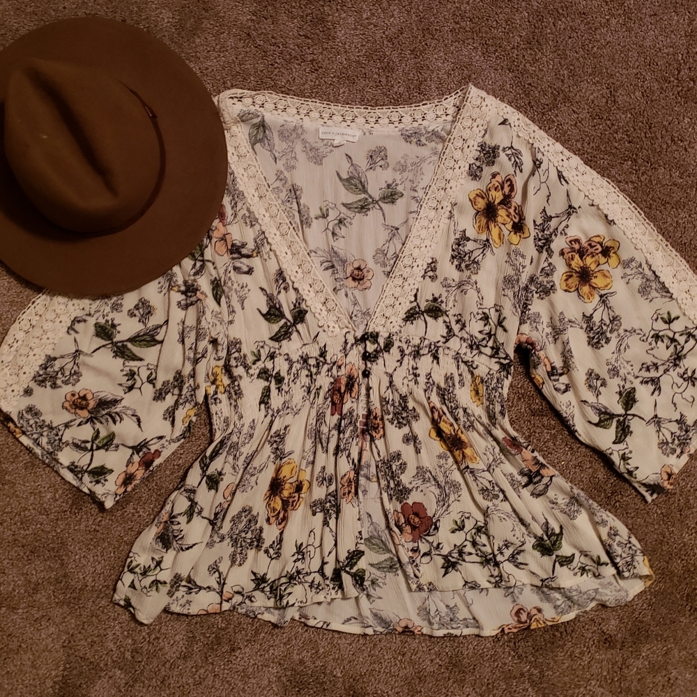 Cute open shoulder and sleeves flowy top